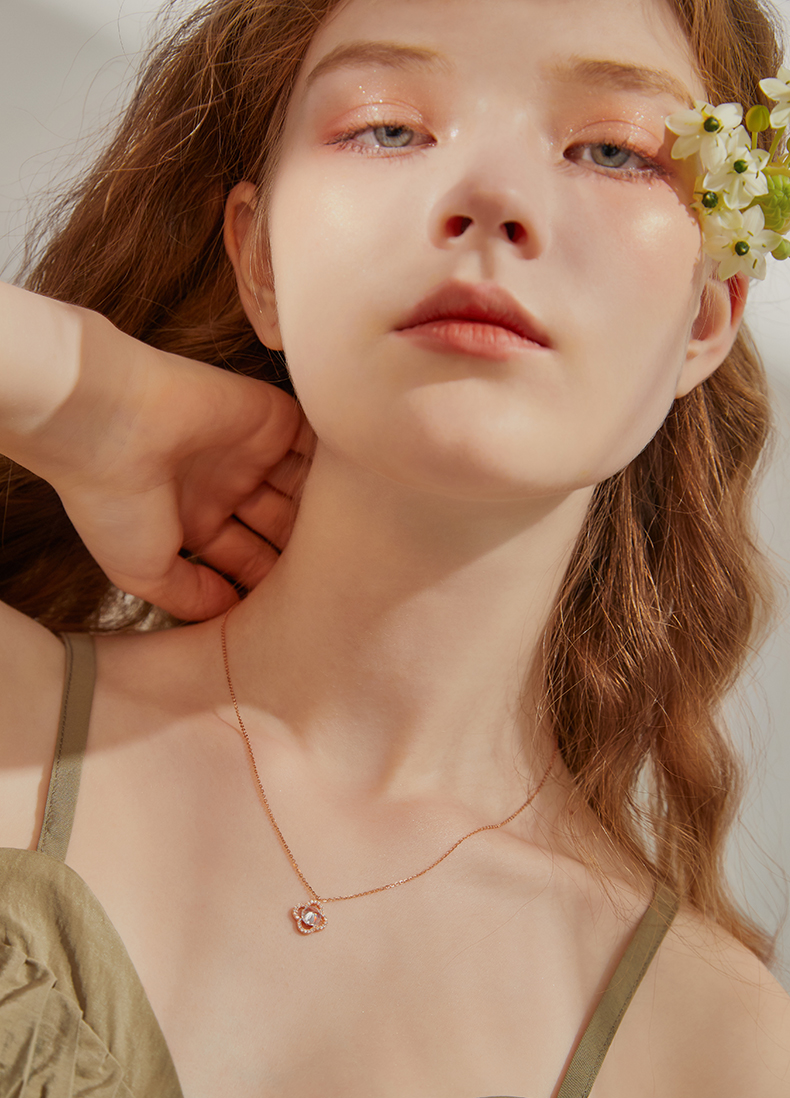 Four-leafed Clover Round Cut Sterling Silver Necklace