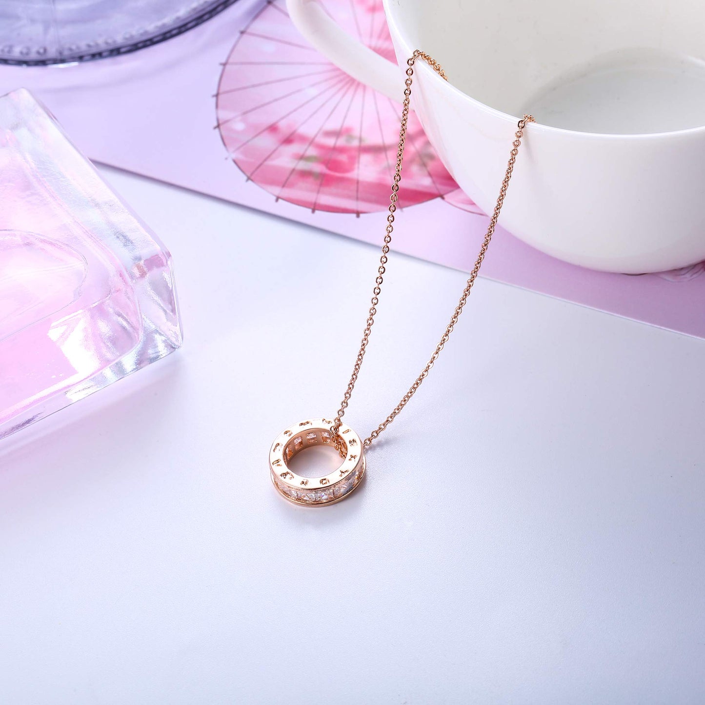 Collier pendentif cercle chiffres romains