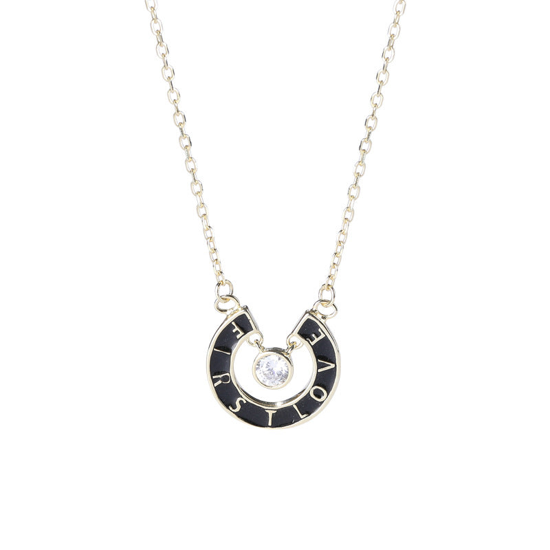 Collier en argent sterling plaqué or avec lettre circulaire ajourée