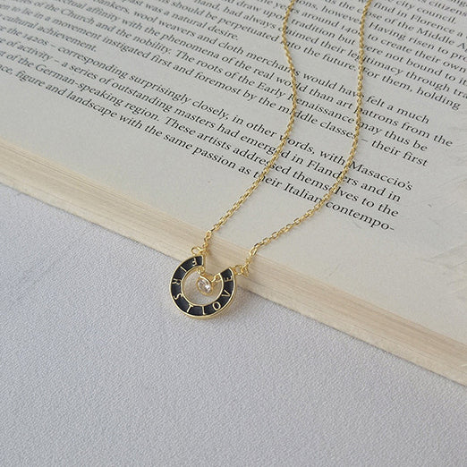 Collier en argent sterling plaqué or avec lettre circulaire ajourée