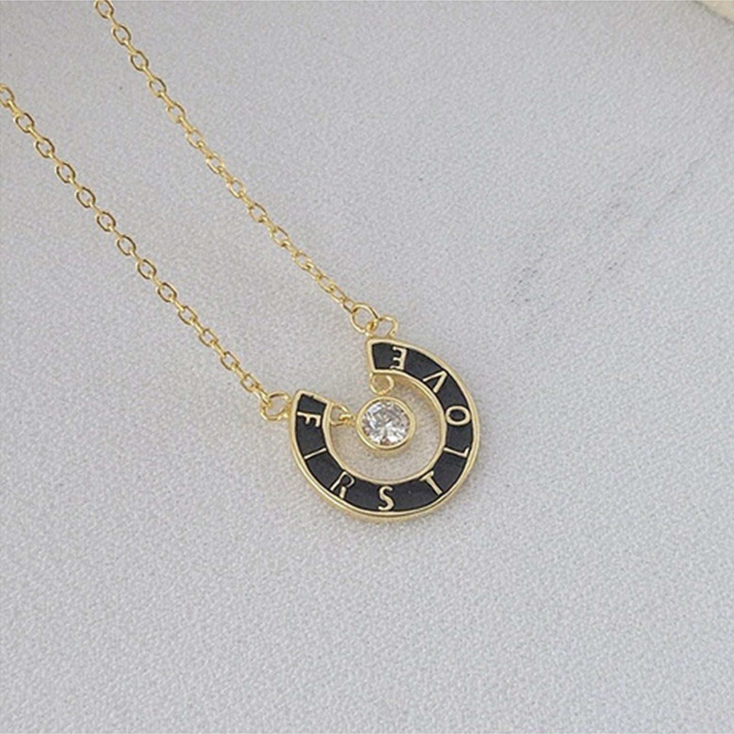 Collier en argent sterling plaqué or avec lettre circulaire ajourée