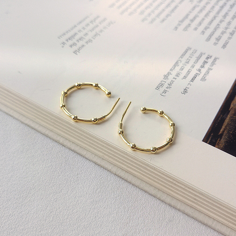 Boucles d'oreilles à tige en argent sterling plaqué or avec vignes incurvées et perles