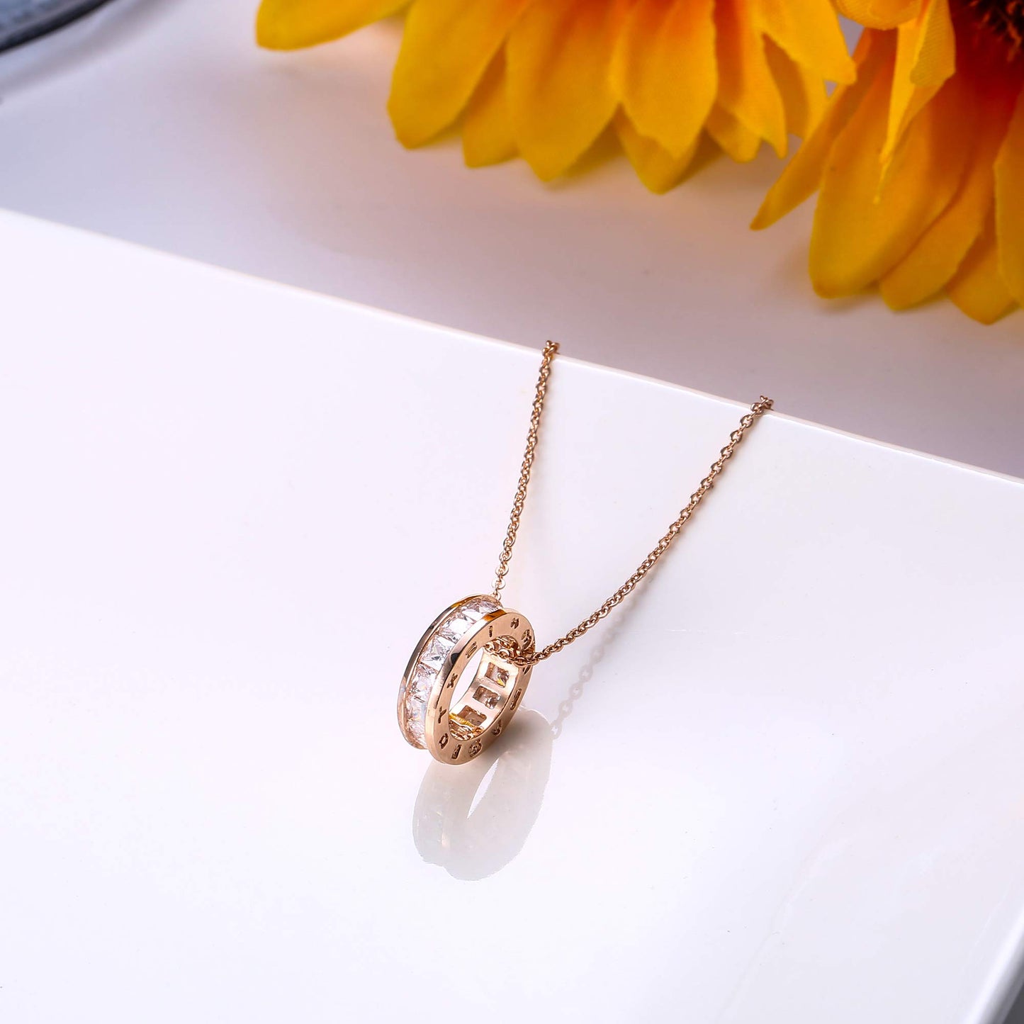 Collier pendentif cercle chiffres romains