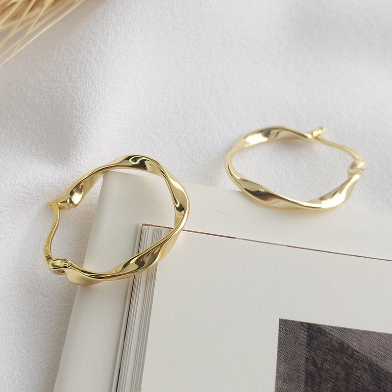Boucle d'oreille en or plaqué argent sterling avec cercle exagéré irrégulier