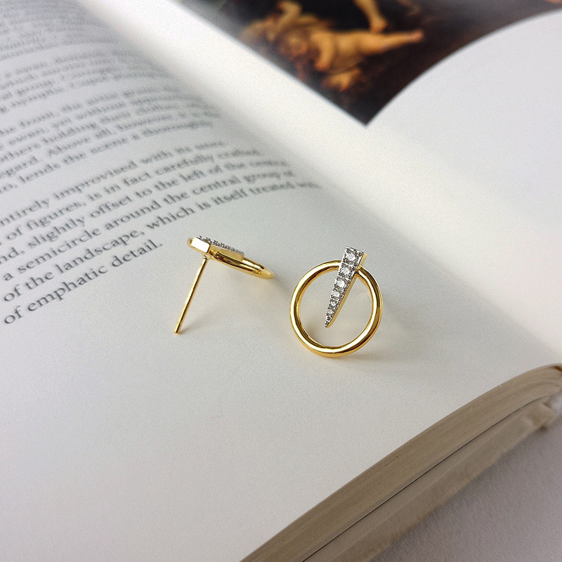 Boucles d'oreilles à tige en argent sterling plaqué or avec cercle et triangle inversé