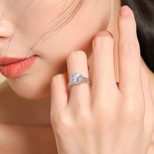Glittering Diamond Round Cut Sterling Silver Ring