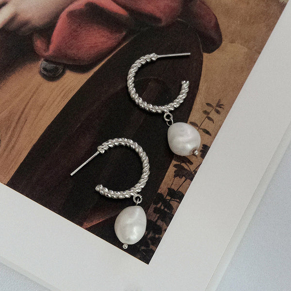 Boucle d'oreille en argent sterling avec perle baroque torsadée